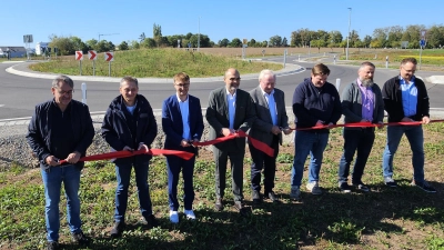 Schnittstelle: Am neuen Kreisverkehr im Osten von Leutershausen vollzogen (von links) Planer Uwe Härtfelder, Bauamtsleiter Markus Schmitt, Landrat Marco Meier, Bürgermeister Markus Liebich, Baufirmenchef Johannes Käser, Michael Marthold (N-Ergie Netz), Jürgen Herzog (Staatliches Bauamt) und Chris Kunzmann (Regierung von Mittelfranken) den symbolischen Eröffnungsakt. (Foto: Wolfgang Grebenhof)