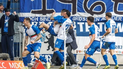 Baris Atik (2.v.l, 1. FC Magdeburg) jubelt nach seinem Treffer zum 2:1 mit Teamkollegen. (Foto: Andreas Gora/dpa)