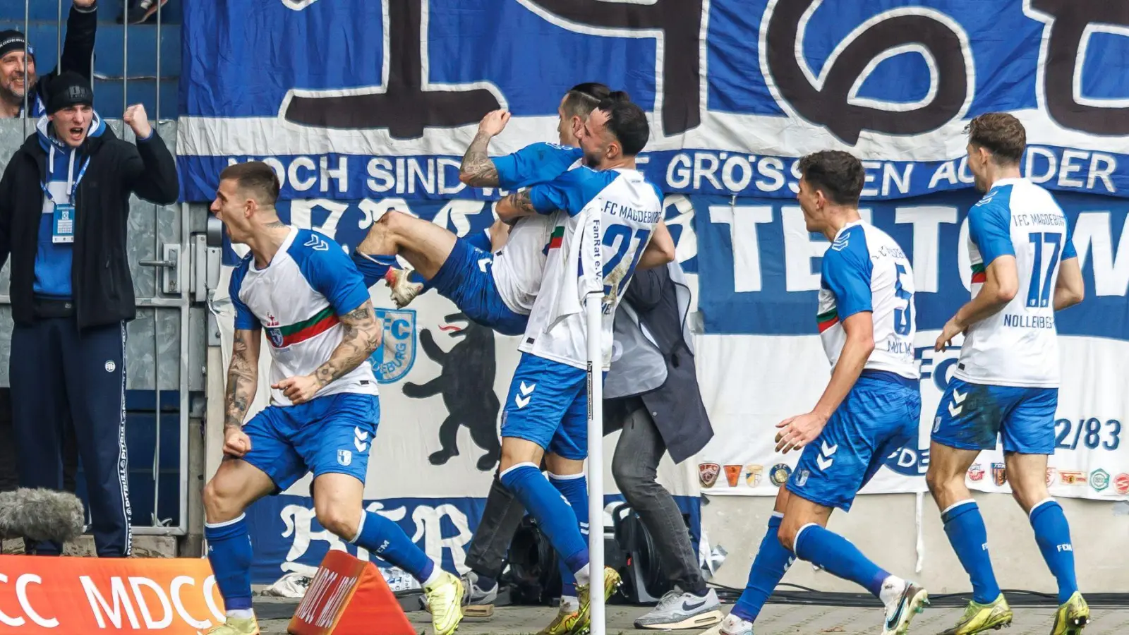 Baris Atik (2.v.l, 1. FC Magdeburg) jubelt nach seinem Treffer zum 2:1 mit Teamkollegen. (Foto: Andreas Gora/dpa)