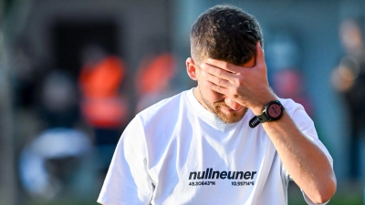 Nicht schon wieder: Trainer Niklas Reutelhuber erlebte in Aubstadt zwei Gegentore, zu Beginn jeder Halbzeit eines. (Foto: Anand Anders)