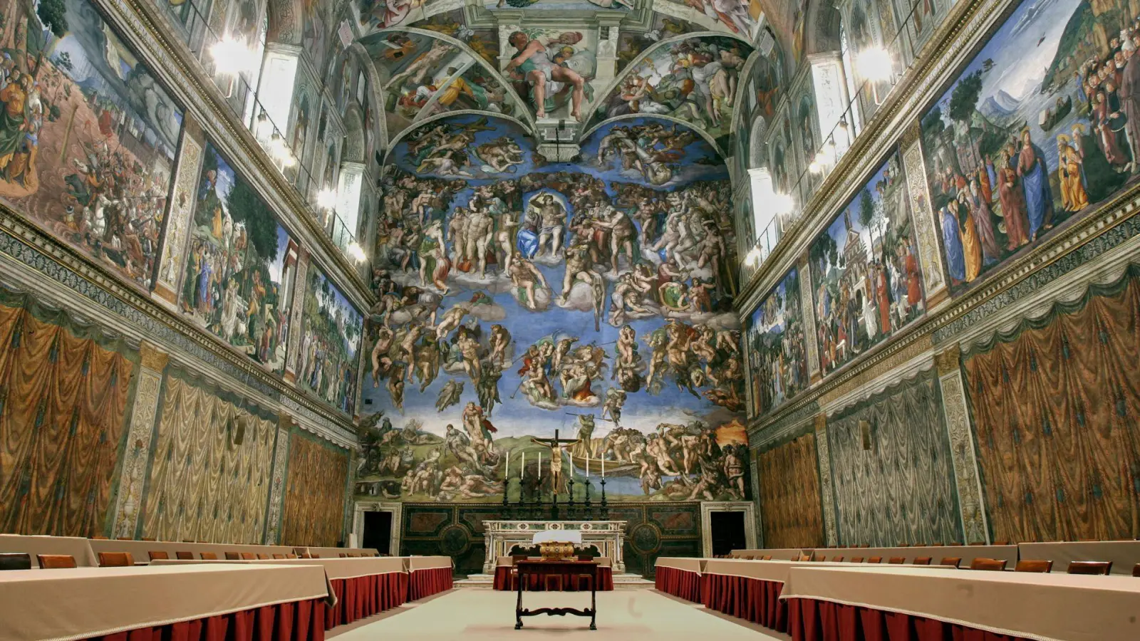 Papst Leo XIV. feiert seine erste Messe in der Sixtinischen Kapelle, wo er am Vortag zum Oberhaupt der katholischen Kirche gewählt wurde. (Archivbild) (Foto: Pier Paolo Cito/AP/dpa)