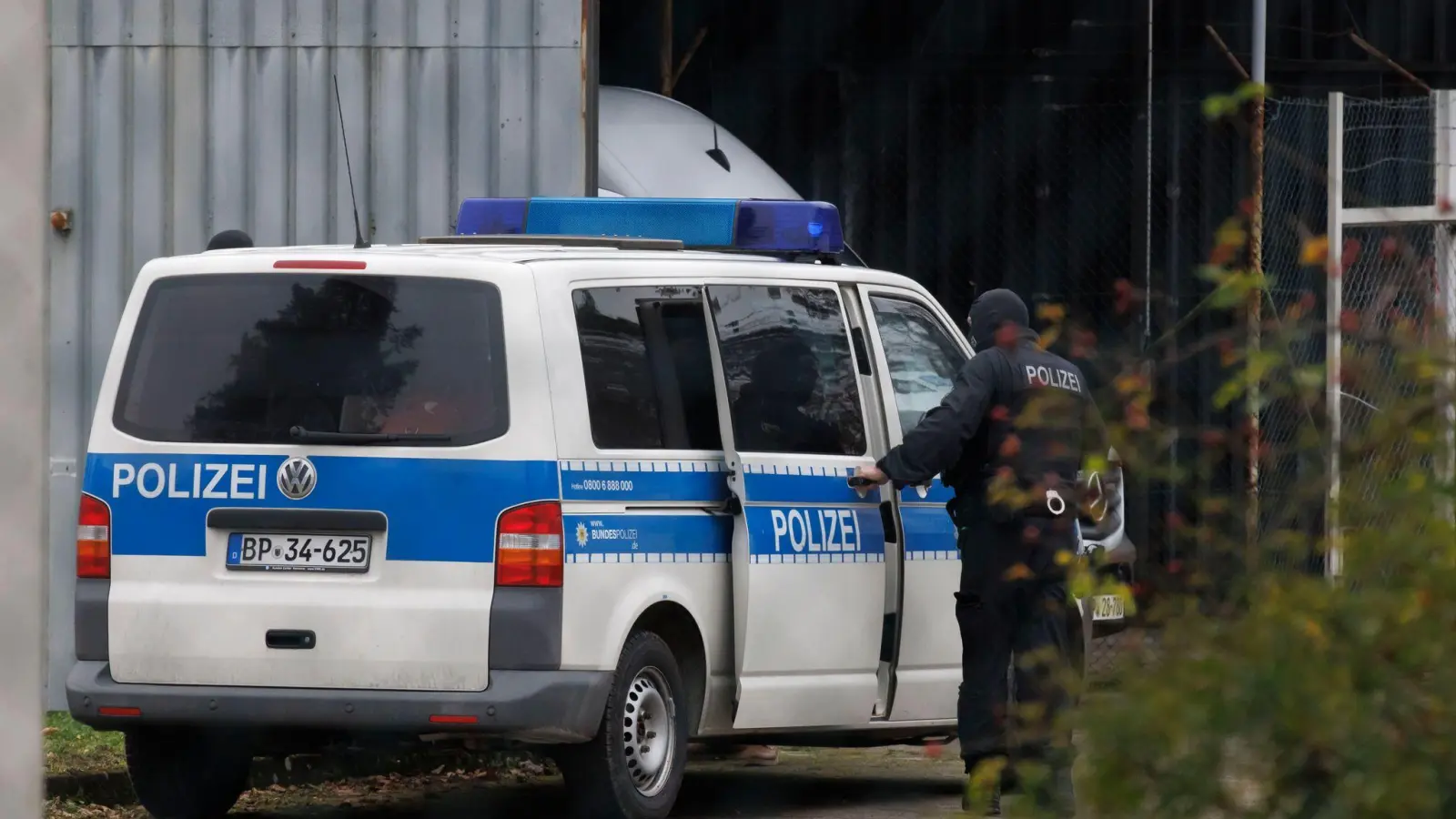 Bereits im Dezember 2022 gab es eine große Razzia bei Mitgliedern der „Reichsbürger“-Szene. (Archivbild: Julian Rettig/dpa)