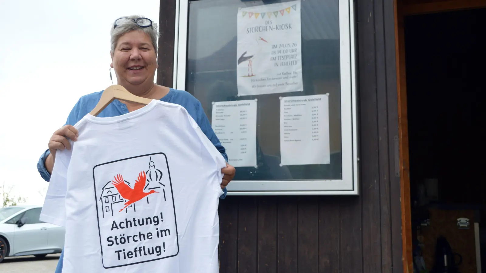 Mitorganisatorin Angelika Stierhof mit einem der Uehlfelder Storchen-T-Shirts aus dem Sortiment. Die Premierensaison ist gut verlaufen. (Foto: Johannes Zimmermann)