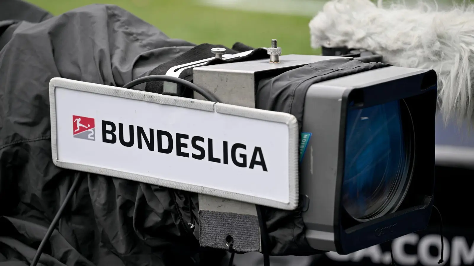 RTL startet mit der Übertragung der Partie Bielefeld gegen Düsseldorf in die Zweitliga-Saison, (Foto: Fabian Fuchs/dpa)