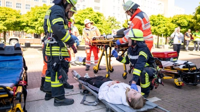 Bei einer Katastrophenschutzübung mit rund 800 Einsatzkräften haben Feuerwehr, Polizei und die Hilfsorganisationen die Versorgung von Dutzenden Verletzten geprobt. (Foto: Daniel Karmann/dpa)