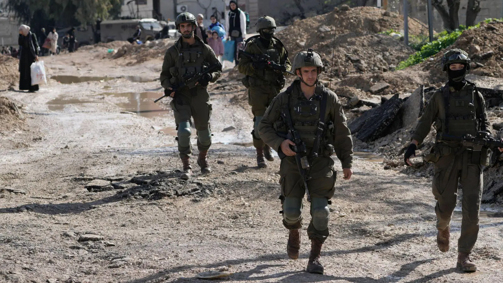Israelische Soldaten gaben Schüsse in der Nähe einer Gruppe ausländischer Diplomaten ab – die EU verlangt eine Untersuchung. (Archivbild) (Foto: Majdi Mohammed/AP/dpa)