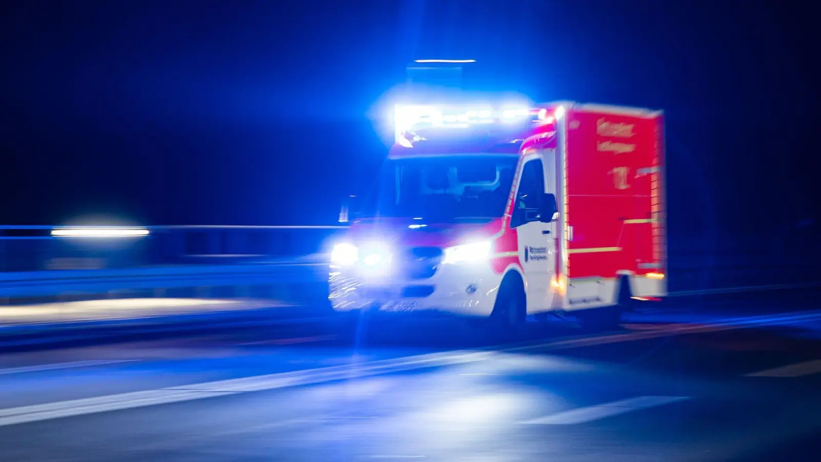 Der Rettungsdienst bringt beide Verletzte zur Behandlung in eine Klinik. (Symbolbild) (Foto: Marcel Kusch/dpa)