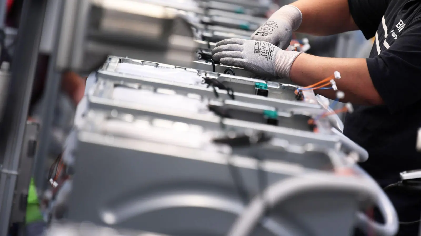 Gute Geschäfte im Euroraum sorgen für eine positive Entwicklung der deutschen Elektrobranche. (Archivbild) (Foto: Ralf Hirschberger/dpa-Zentralbild/dpa)