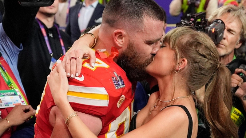 Die Gerüchteküche um die mögliche Hochzeit von Swift und Kelce brodelt. (Archivfoto) (Foto: John Locher/AP/dpa)