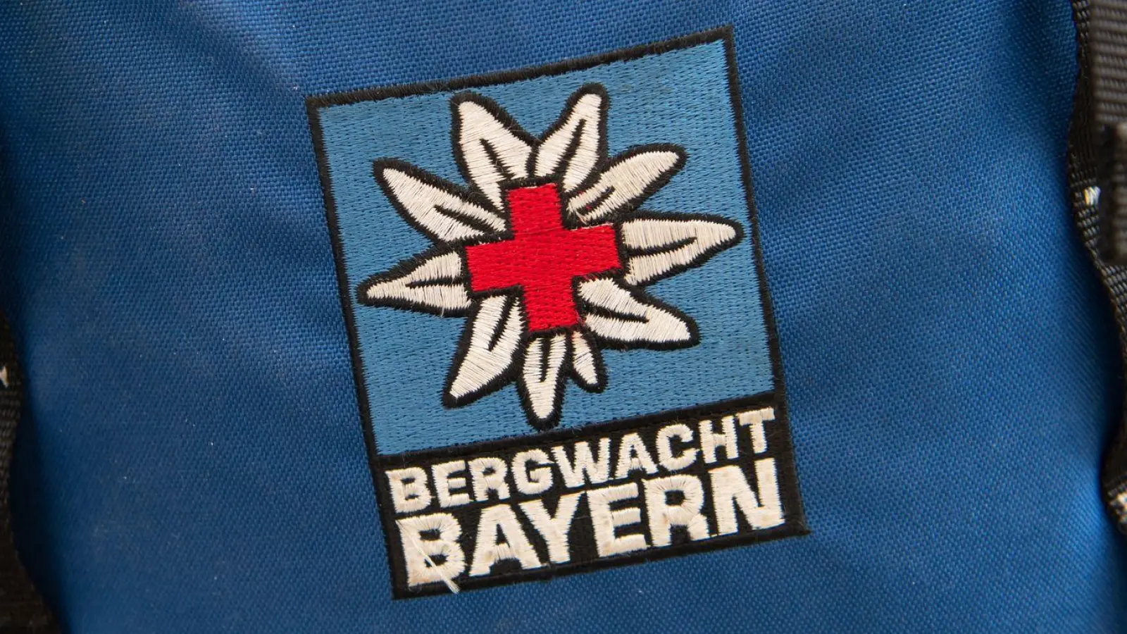 Bergretter versorgten den Verletzten am Ort des Sturzes. (Symbolbild) (Foto: Sven Hoppe/dpa)