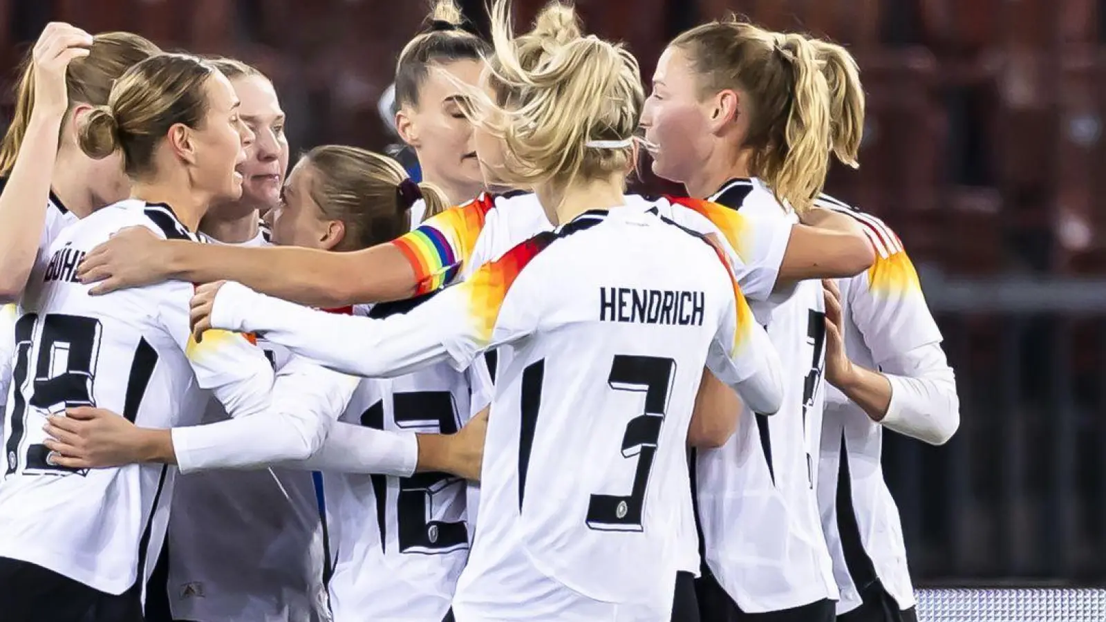 DFB-Frauen jubeln nach dem 1:0 durch Sjoeke Nüsken. (Foto: Michael Buholzer/KEYSTONE/dpa)