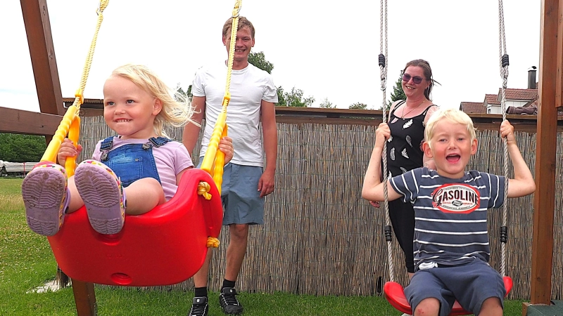 Armin und Sabrina Schäfer mit Mira und Tino. Die Eltern legen Wert darauf, ihr Familienleben so zu organisieren, dass alle Beteiligten weitgehende Normalität erleben können. (Foto: Lebenshilfe Ansbach/Harald Eisner )