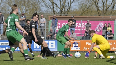 In der vergangenen Saison gelang der SpVgg Ansbach (in Grün von links Niklas Seefried und Michael Sperr) im Heimderby gegen Fürth II kein Treffer. Gästeschlussmann Silas Joel Prüfrock hielt seinen Kasten sauber, die Partie endete mit einem 0:0-Unentschieden. (Foto: Martin Rügner)