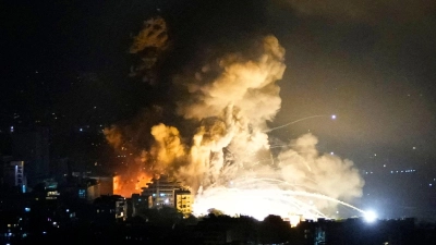 Israel setzt seine massiven Angriffe im Raum Beirut fort. (Foto: Hassan Ammar/AP/dpa)