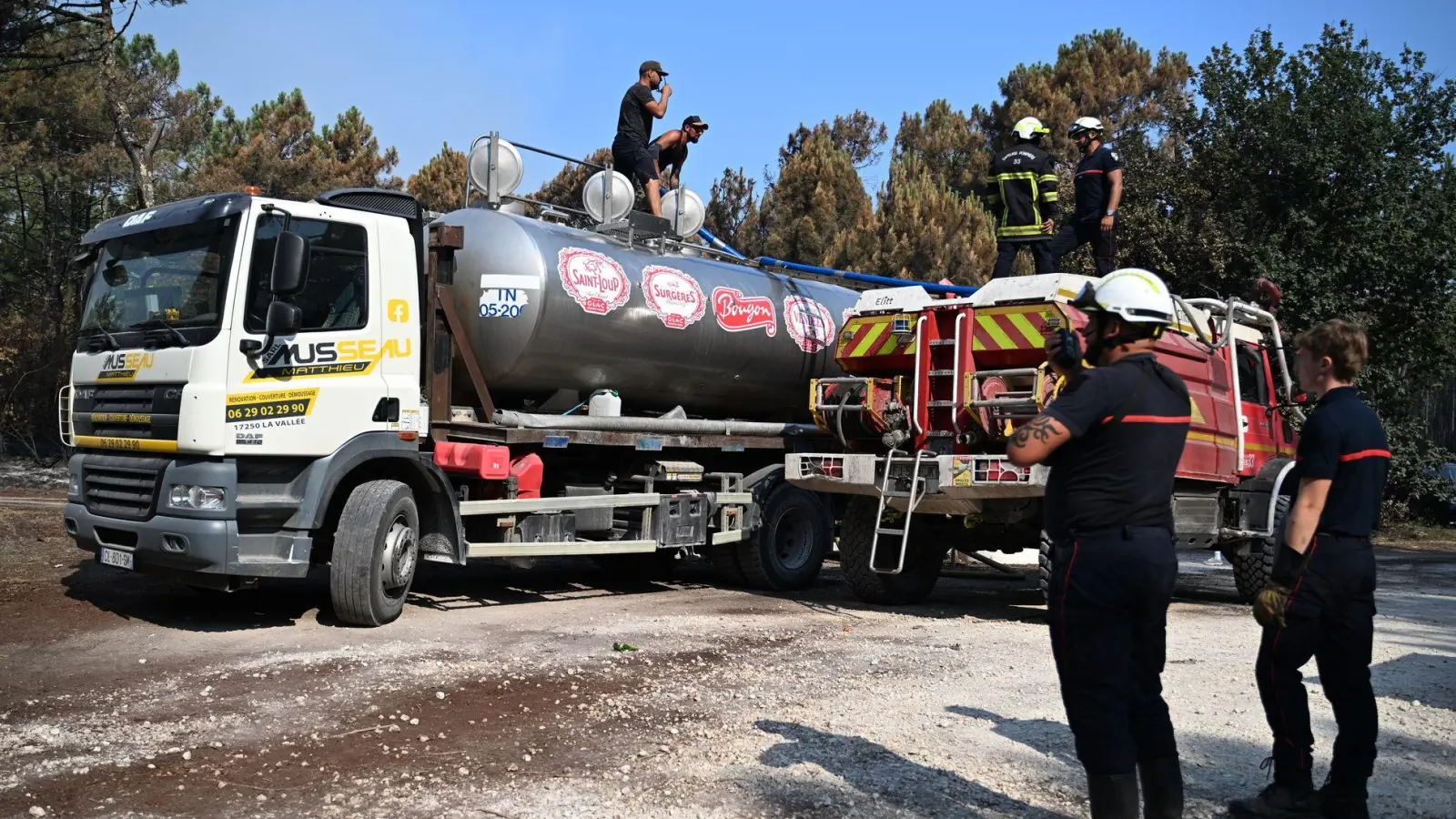 Viele Freiwillige unterstützen den Einsatz der Feuerwehr, unter anderem, in dem sie mit privaten Tankwagen Wasser für die Feuerwehr herbeischaffen. (Foto: Emma Da Silva/AP/dpa)