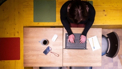 Virtuelle Kaffeetreffen, Gespräche über Hobbys: Ein privater Austausch unter Kollegen fördert die Karriere. (Foto: Sebastian Kahnert/dpa/dpa-tmn)