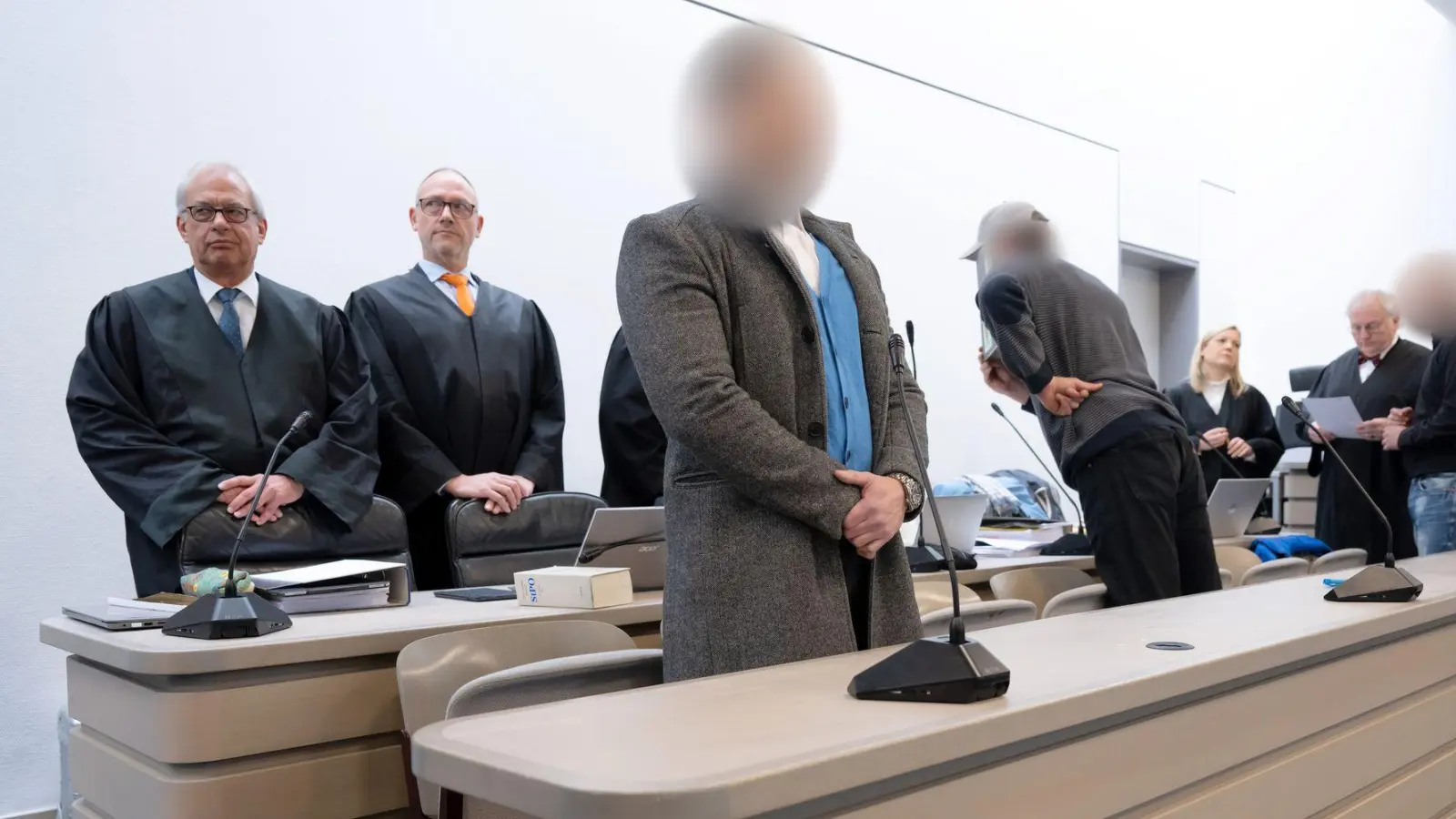 Im Prozess um den Diebstahl des keltischen Goldschatzes aus einem Museum in Manching hat das Landgericht die Angeklagten - hier mit ihren Verteidigern - zu Geständnisse aufgefordert. (Archivbild)  (Foto: Sven Hoppe/dpa)