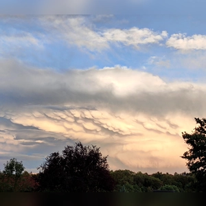 Eigenwillige Wolkenformation - gesehen in Neustadt (Foto: Günter Hofmann)
