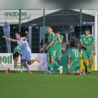 Burghausen (links Noah Wagner) jubelt, die Ansbacher sind nach dem 0:2 bedient.  (Foto: Martin Rügner)