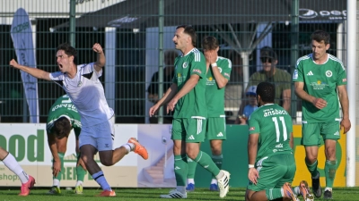 Burghausen (links Noah Wagner) jubelt, die Ansbacher sind nach dem 0:2 bedient.  (Foto: Martin Rügner)
