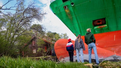 Ein 135 Meter langes Containerschiff ist in der Nacht zum  22. Mai im Trondheimsfjord bei Byneset auf Grund gelaufen und hätte beinahe ein Haus gerammt. (zu dpa: «Da steht ein Containerschiff vor dem Fenster») (Foto: Jan Langhaug)