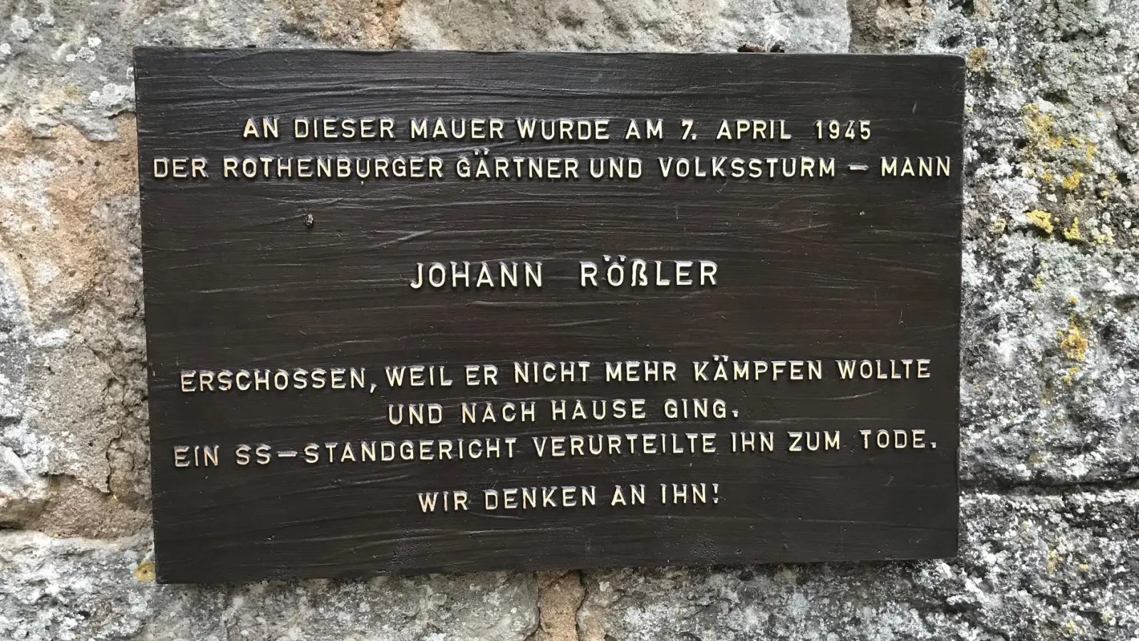 Weil er sich trotz Befehls weigerte, an der Front zu kämpfen, wurde der Rothenburger Volkssturmangehörige Johann Rößler kurz vor Ende des Zweiten Weltkrieges hingerichtet. Eine Gedenktafel an der Rothenburger Friedhofsmauer erinnert an ihn. In vielen anderen Fällen wissen die Nachkommen dagegen nichts darüber, welche Rolle ihre Vorfahren in der Nazizeit gespielt haben. (Foto: Silvia Schäfer)