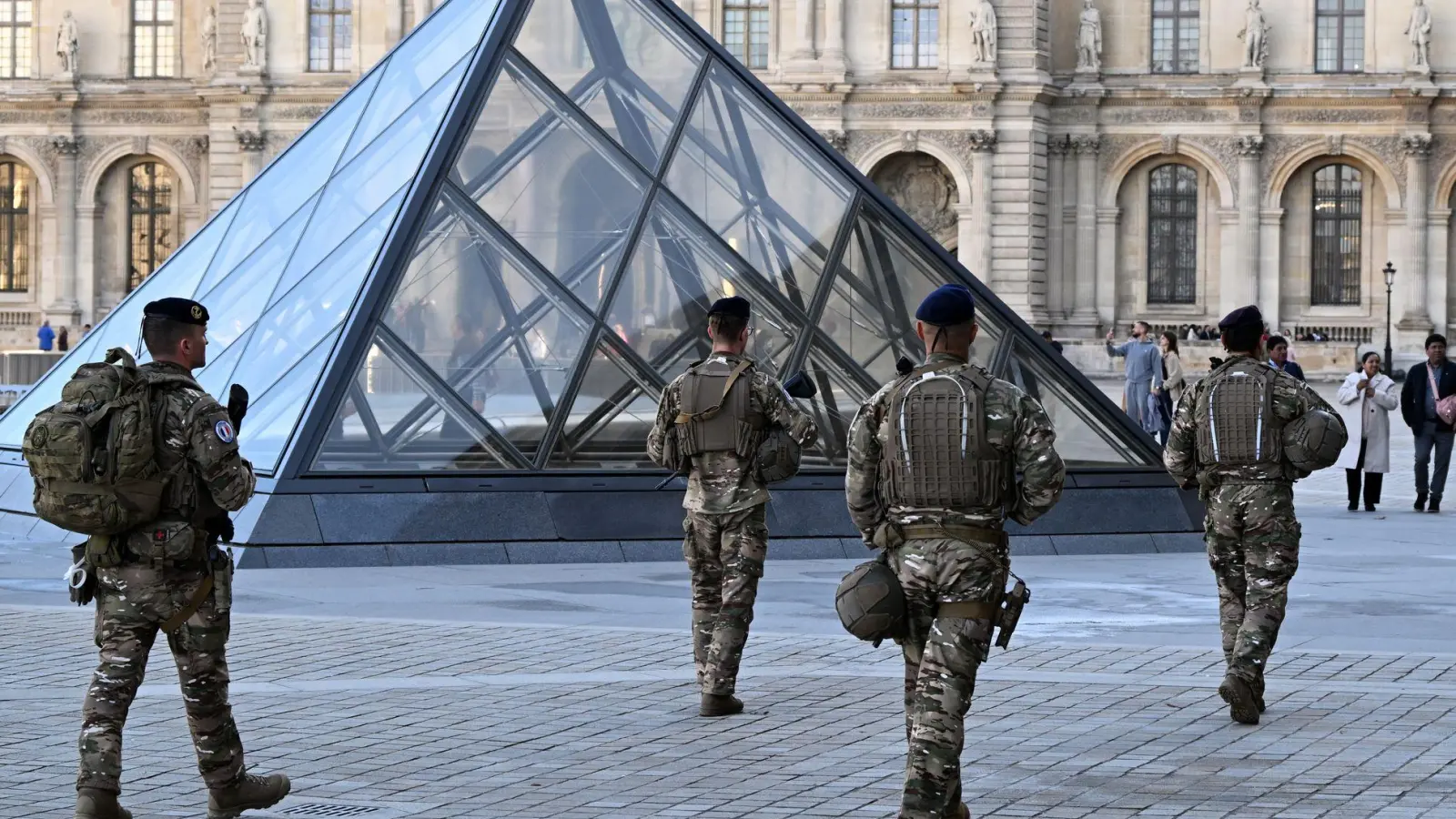 Fünf weitere Verdächtige wurden festgenommen. (Foto: Emma Da Silva/AP/dpa)