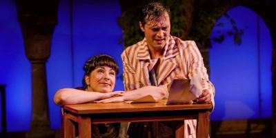 Bald ein Paar: Smeraldina (Kirsten Schneider) und Truffaldino (Michael Grötzsch). (Foto: Nicole Brühl)
