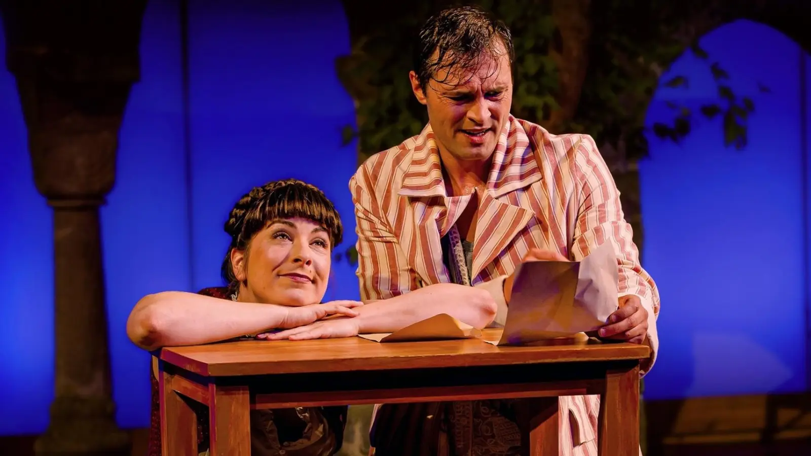 Bald ein Paar: Smeraldina (Kirsten Schneider) und Truffaldino (Michael Grötzsch). (Foto: Nicole Brühl)