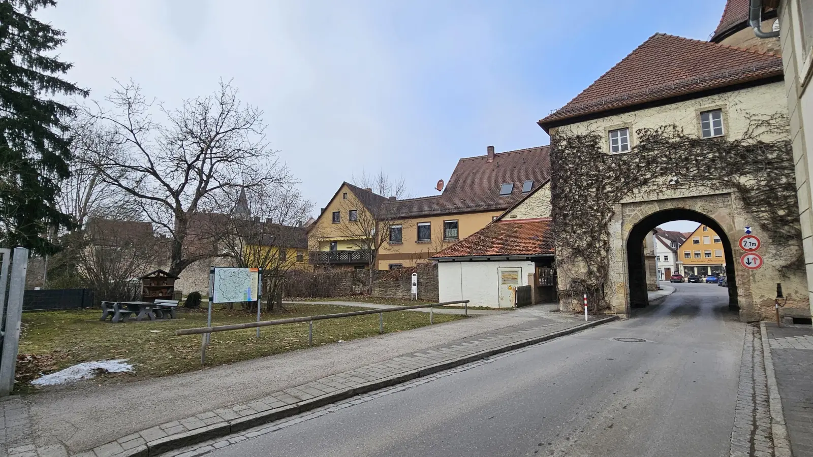 Auf der Grünfläche vor dem Unteren Tor in Leutershausen wollte die Stadt eine zentrale Anlaufstelle für Radtouristinnen und -touristen einrichten. Doch aufgrund der Verkehrssituation an der Staatsstraße legte das Staatliche Bauamt ein Veto ein. (Foto: Wolfgang Grebenhof)