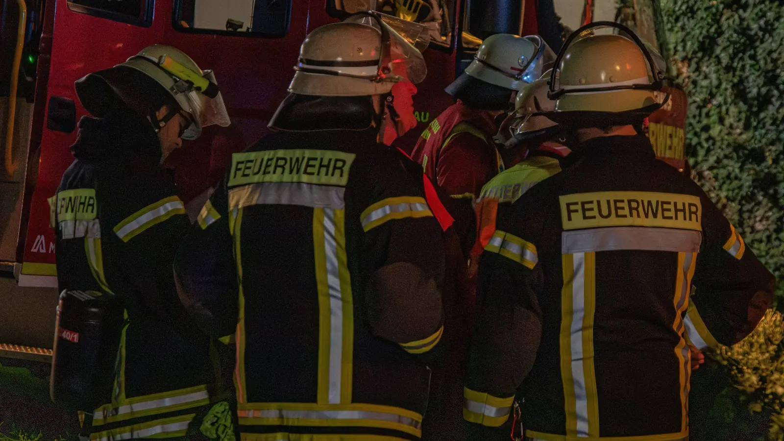 Zahlreiche Feuerwehrleute aus der Umgebung steuerten am Samstagabend den Lichtenauer Ortsteil Büschelbach an, um den Brand einer Halle zu löschen. (Foto: News5/Kevin Weddig)