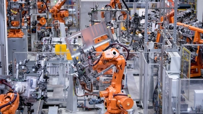 Roboter in einer Werkshalle von MAN Truck &amp; Bus. Die bayerische Metall- und Elektroindustrie hat magere Jahre hinter sich. (Archivbild) (Foto: Sven Hoppe/dpa)