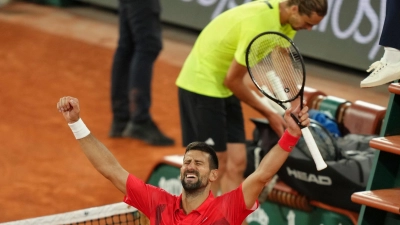Frust bei Alexander Zverev, Jubel bei Novak Djokovic nach dem Viertelfinal-Kracher in Paris. (Foto: Aurelien Morissard/AP/dpa)