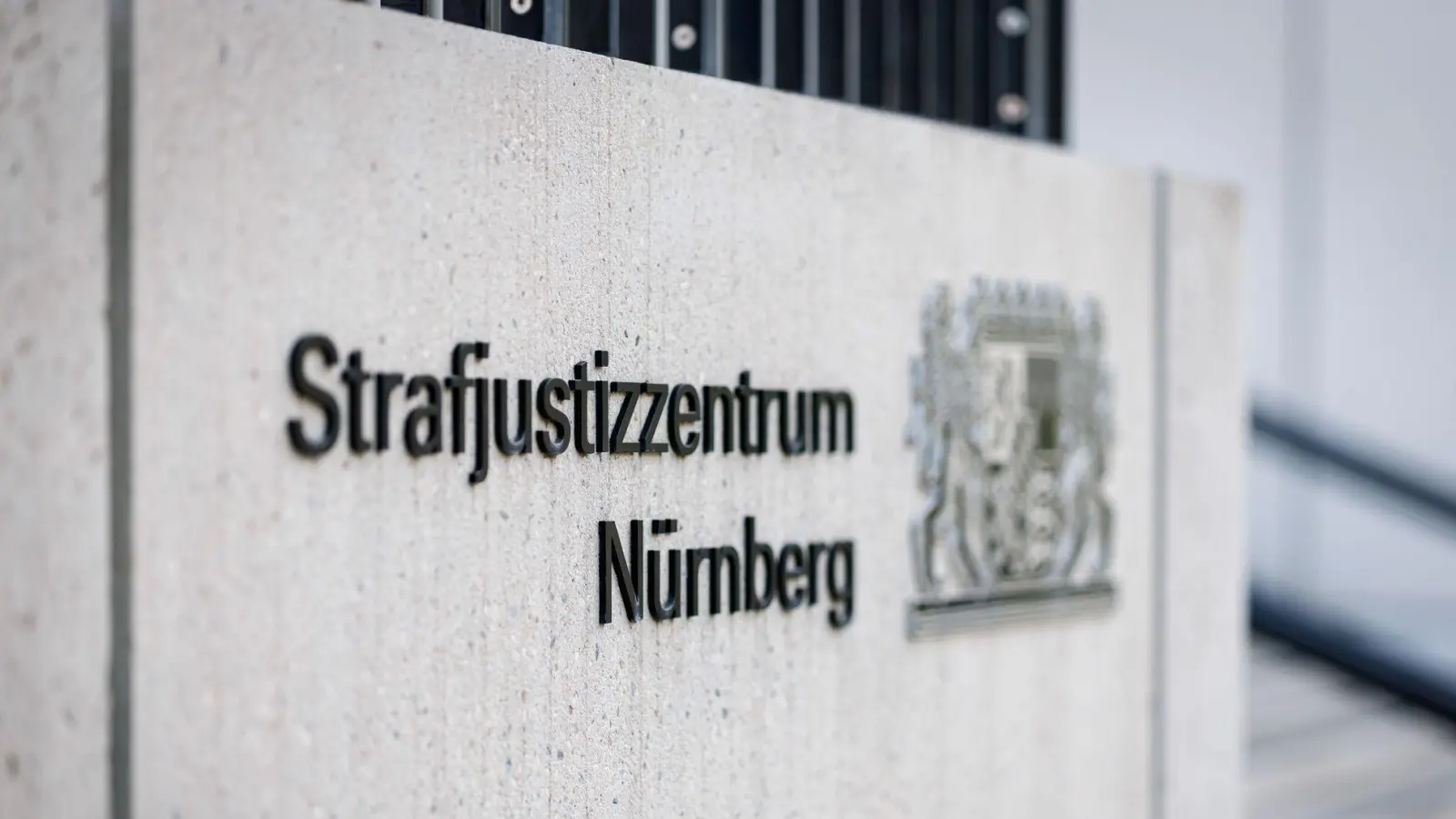 Ein 17-Jähriger ist von der Jugendkammer des Landgerichts Nürnberg-Fürth wegen Totschlags verurteilt worden. (Symbolbild) (Foto: Daniel Karmann/dpa)