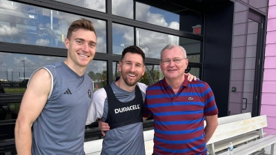 Herzliche Begrüßung: Emil Gressel wurde von Weltmeister Lionel Messi und Julian Gressel (von rechts) auf dem Trainingsgelände von Inter Miami willkommen geheißen. (Foto: Jorge Theiler)