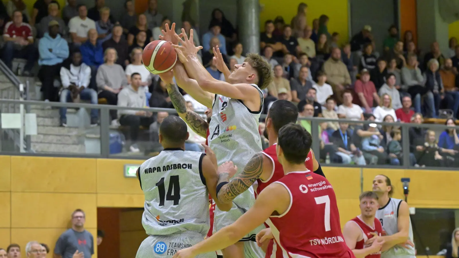 Lars Lenke (oben mit Ball) war mit 19 Punkten der erfolgreichste Ansbacher Werfer. (Foto: Martin Rügner)