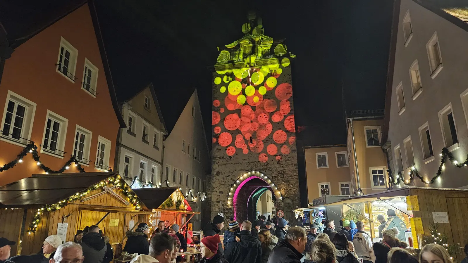 In Leutershausen wurde 2023 das Obere Tor festlich beleuchtet. (Foto: Wolfgang Grebenhof)