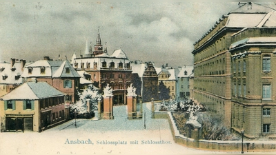 Im Dezember 1925 ist es frostig in Ansbach, nachts sinkt die Temperatur auf minus 20 Grad. Auf dieser historischen Postkarte sind das Schlosstor und die Dächer der Altstadt schneebedeckt. (Repro: Sammlung Martin Schuster)