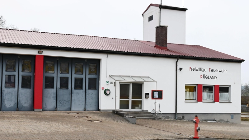 Im Sitzungssaal des Feuerwehrhauses einigte sich der Gemeinderat auf zahlreiche Anschaffungen für die Ehrenamtlichen der Freiwilligen Wehren.  (Foto: Luca Paul)