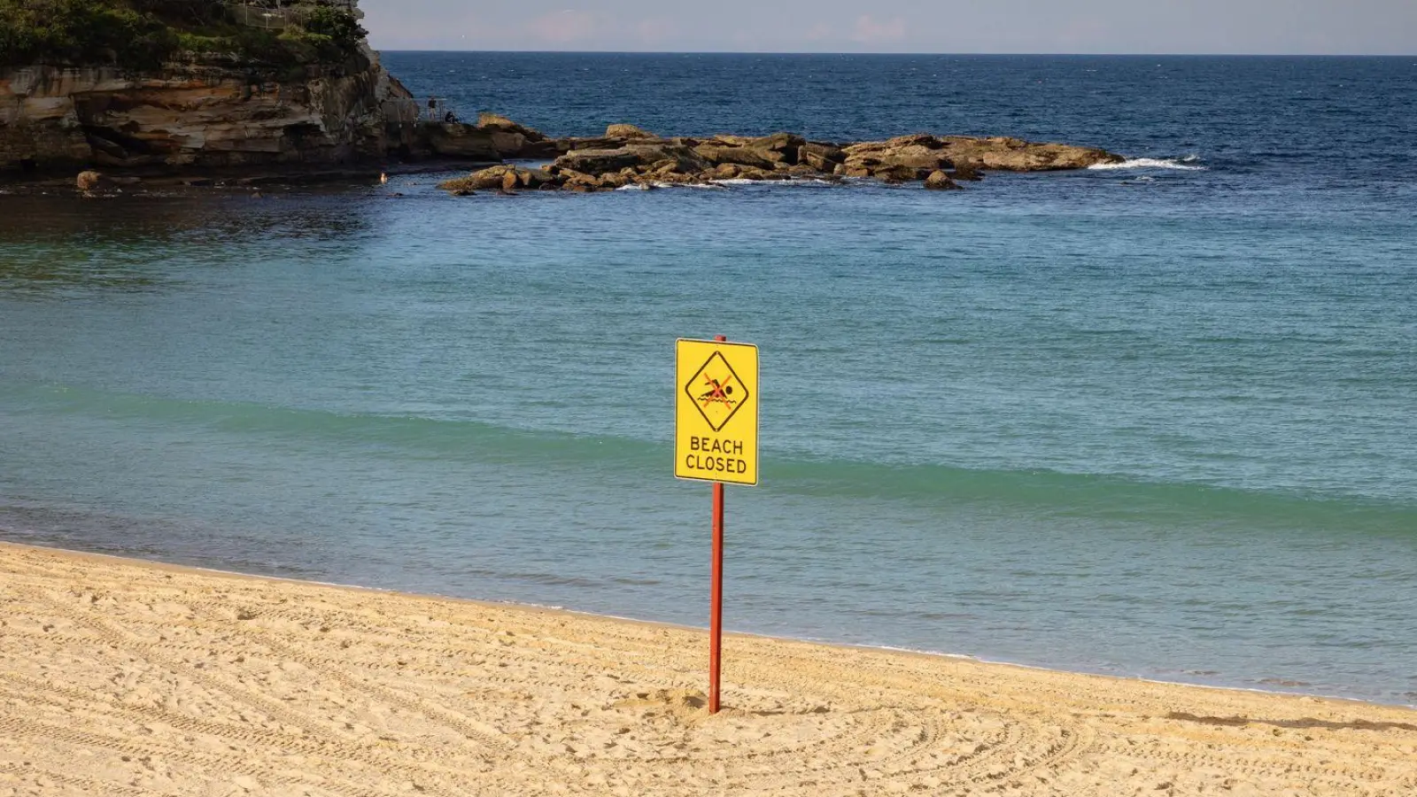 Nach dem Hai-Angriff wurde der betroffene Strand aus Sicherheitsgründen geschlossen. (Foto: Nadir Kinani/AAP/dpa)