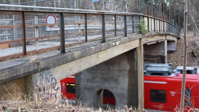 Der Termin für den Abriss der maroden Eisenbahnbrücke zwischen Petersaurach und Wicklesgreuth ist nun ins Auge gefasst. (Archivbild: Antonia Müller)