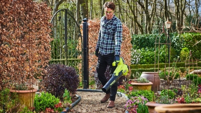 Vor allem das Laub macht im Herbst viel Arbeit. Ein Akku-Laubbläser schafft es schneller weg und entfernt Blätter auch leichter von Kieswegen und Co.. (Foto: Foto: DJD/Ryobi)