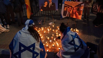 Kerzen für Yaron und Sarah: Mahnwache vor dem Weißen Haus nach tödlichem Angriff (Foto: Jose Luis Magana/AP/dpa)