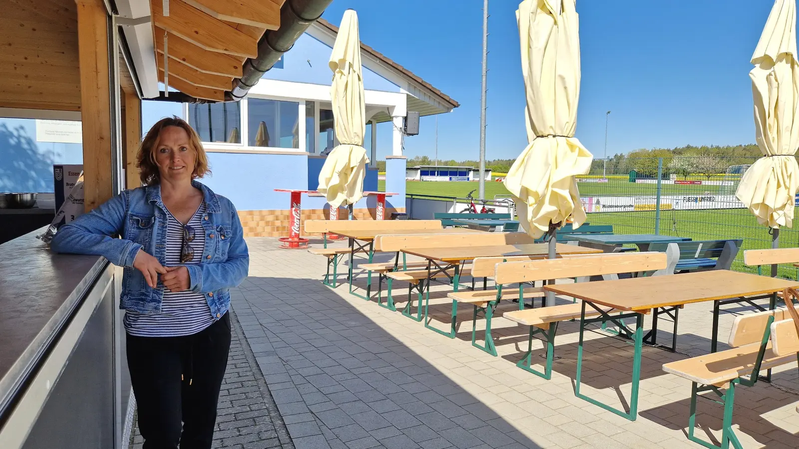 Platz zum gemütlichen Beisammensein bietet die neue Begegnungsstätte am Sportplatz des FV Fortuna Neuses. Vorsitzende Anja Eyrisch freut sich auf die kleine Einweihungsfeier. (Foto: Andrea Walke)