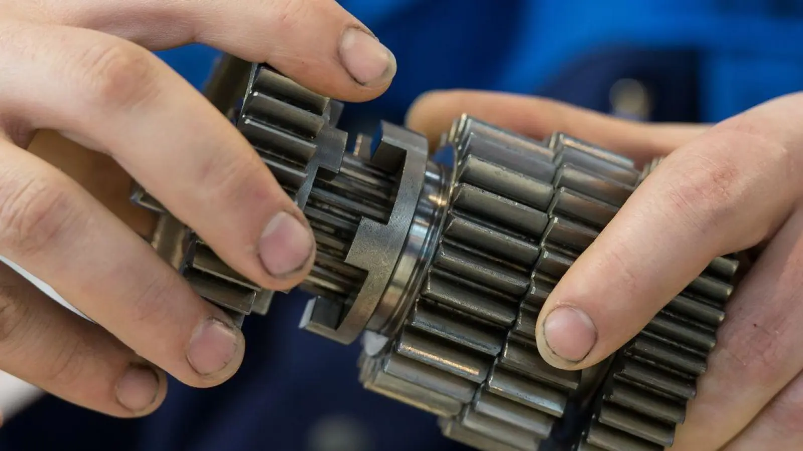 Ein Lehrling arbeitet in München an einem Messestand auf der IHM an einem Motorrad-Getriebe. (Foto: Sven Hoppe/dpa/Symbolbild)