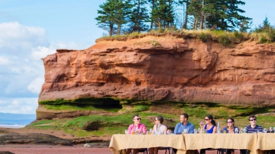 Dinieren auf dem Meeresboden - das ist bei Ebbe in der Bay of Fundy in Nova Scotia möglich. (Foto: Acorn Art Photography/Tourism Nova Scotia/dpa-tmn)