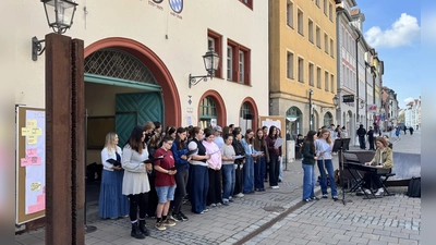 Erinnerung an Robert Limpert am Ort seines Todes: Schülerinnen und Schüler der Robert-Limpert-Berufsschule und des Gymnasium Carolinum sangen gemeinsam Lieder über die Freiheit. (Foto: Lara Hausleitner)