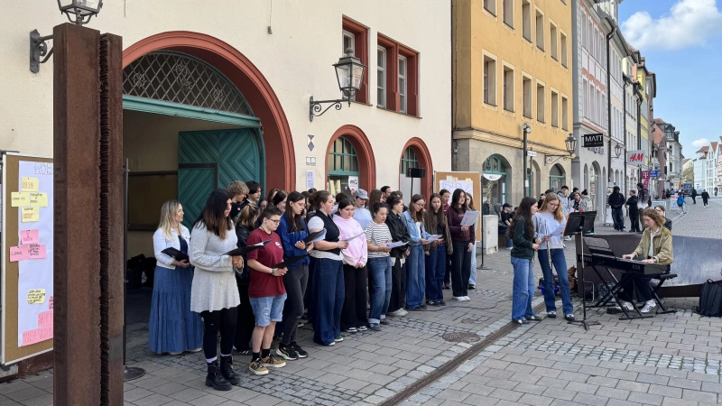 Erinnerung an Robert Limpert am Ort seines Todes: Schülerinnen und Schüler der Robert-Limpert-Berufsschule und des Gymnasium Carolinum sangen gemeinsam Lieder über die Freiheit. (Foto: Lara Hausleitner)
