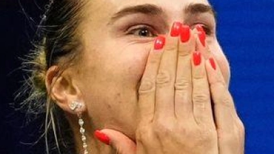 Aryna Sabalenka sackte nach dem Erfolg überglücklich auf den Boden. (Foto: Yuki Iwamura/AP/dpa)