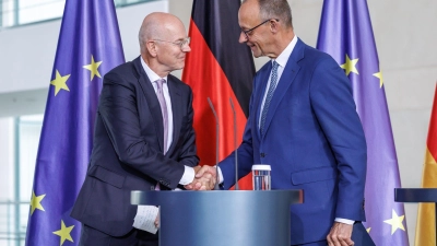 Der Banker Blessing soll im Auftrag des Kanzlers Investoren gewinnen. (Foto: Andreas Gora/dpa)